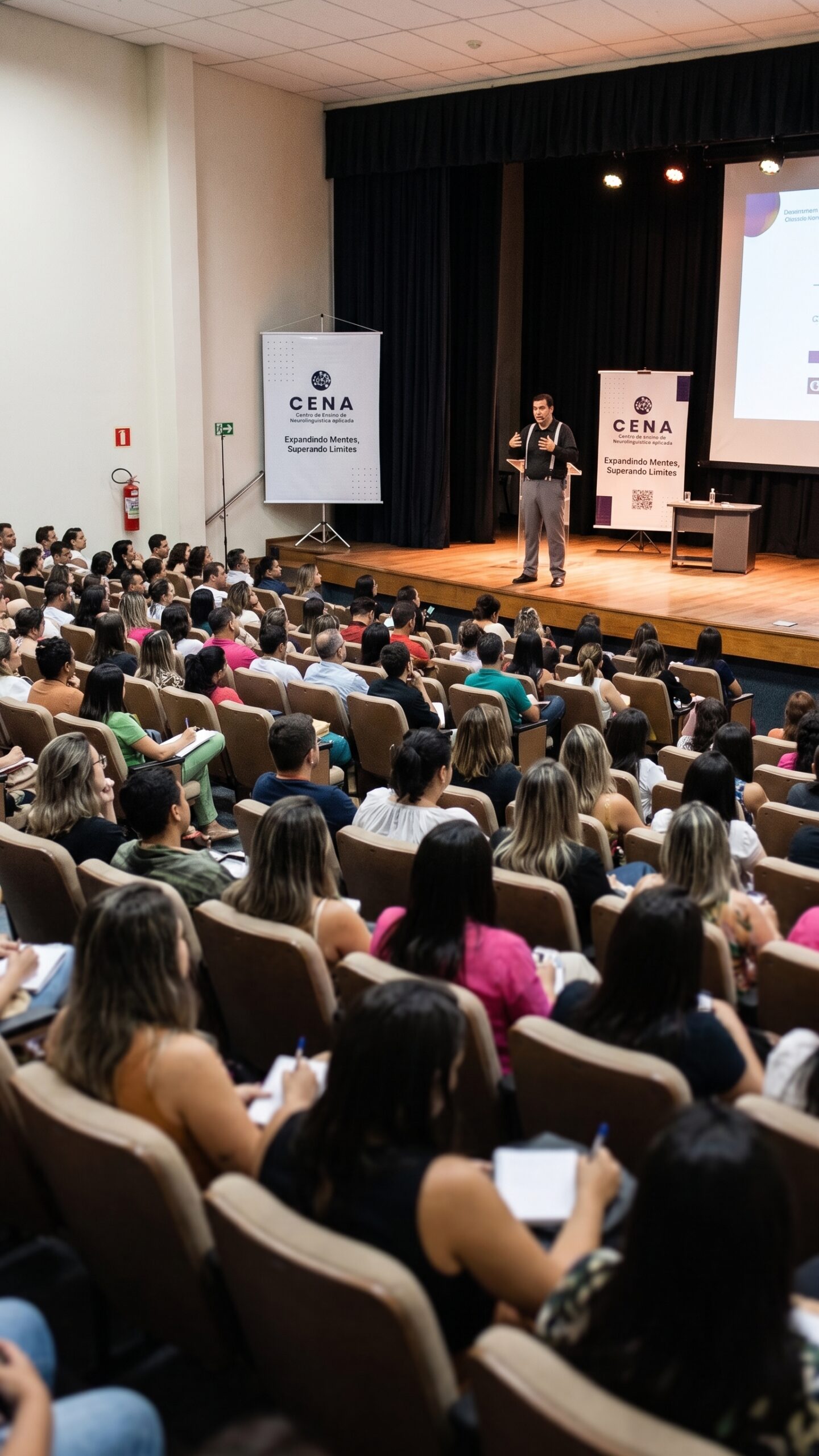 Dionesio Dutra Paulon conduzindo um evento no auditório